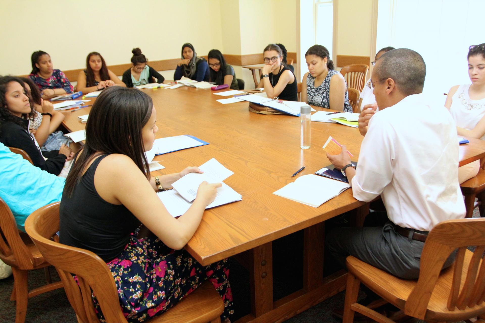 Roosevelt Montás in class with students